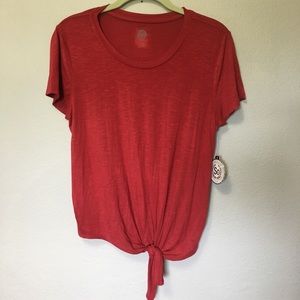 Red front tie basic tee. ❤️🥀